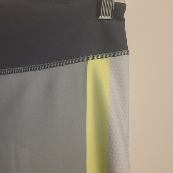 Under Armour | Women's Gray Colorblock Heat Gear Leggings (Size Small) - Picture 6 of 11